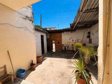 Casa Indipendente su Due Livelli con Cortile
