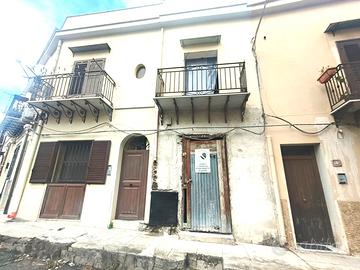 Via Monte Pellegrino/Angio', due bivani e servizi