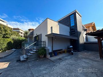 PE 351 Villa singola con corte, garage e tettoia
