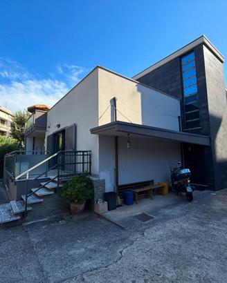 PE 351 Villa singola con corte, garage e tettoia