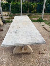 Tavolo in cemento pressato