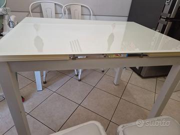 Tavolo con piano in vetro allungabile