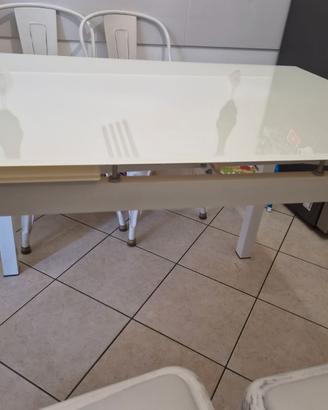 Tavolo con piano in vetro allungabile