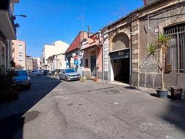 Ampio garage soppalcato