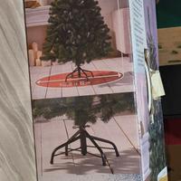 Albero di natale con punta e palle rosse