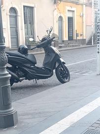scooter Beverly 300 del 2023