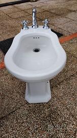 Bidet con rubinetto