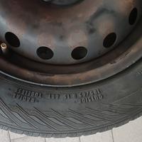 Cerchio auto con gomma usata