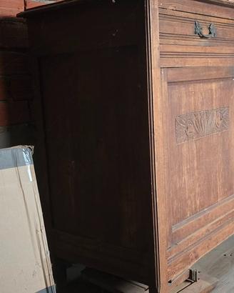 Mobile in legno da restaurare