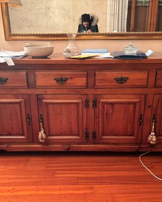 Credenza vuota in legno massiccio