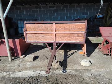 Rimorchio trainato con spondine 