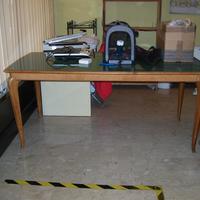 Tavolo in legno lucido intarsiato con piano in vet