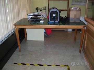 Tavolo in legno lucido intarsiato con piano in vet