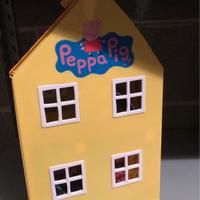 Casetta Peppa Pig completa di personaggi e mobili