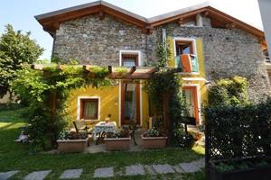 Casetta con giardino condiviso