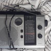 Radio Stereo portatile vintage SANYO con antenna