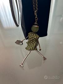 Collana lunga con ciondolo- bambolina