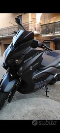 Yamaha X-MAX 250 Momodesign + 2 Caschi 