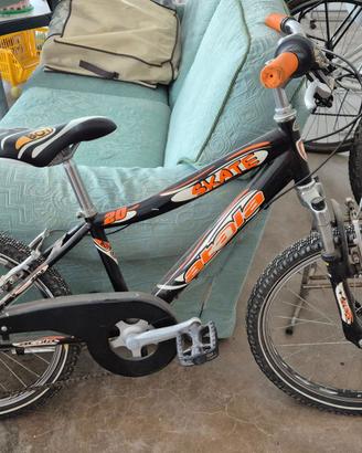 Bibicletta da bambino con campanello e casco