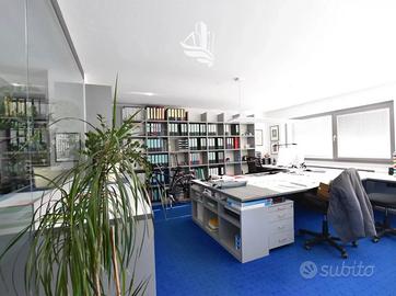 Brunico: Ufficio affittato con garage