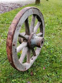 vecchia ruota di carro in legno