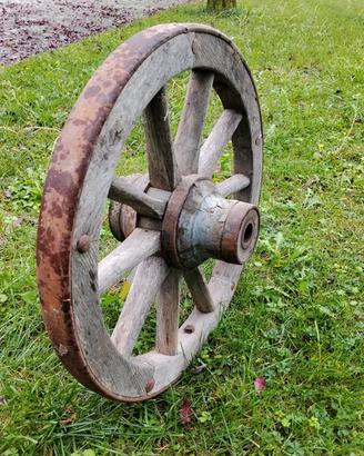 vecchia ruota di carro in legno