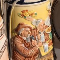 Boccale di birra in ceramica. Pranzo conviviale