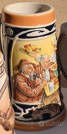 Boccale di birra in ceramica. Pranzo conviviale