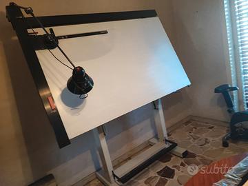 Tavolo da disegno professionale con tecnigrafo 