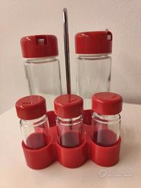 Set tavola olio aceto sale pepe e stuzzicadenti.