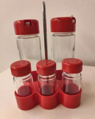 Set tavola olio aceto sale pepe e stuzzicadenti.
