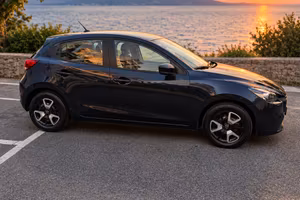 Mazda2 1.5 m-hybrid Exceed navy i- Activsense