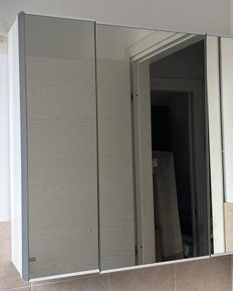 Specchio contenitore bianco con illuminazione led
