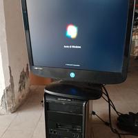 PC più schermo con cavi