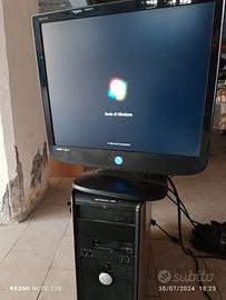 PC più schermo con cavi