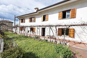 VILLETTA ACCOSTATA CON GIARDINO