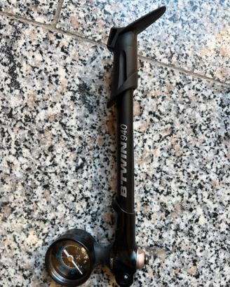 Pompa per forcelle ammortizzatore ad aria.