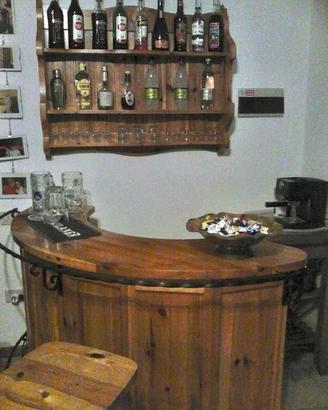 Bancone taverna con bottigliera
