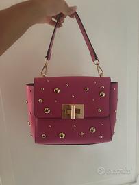 Borsa fucsia con borchie oro