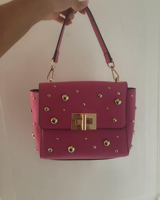 Borsa fucsia con borchie oro