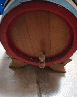 botte in legno con piedistallo