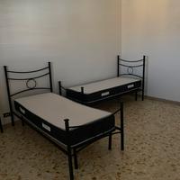 Letto singolo in ferro battuto nero con materasso