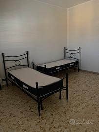 Letto singolo in ferro battuto nero con materasso