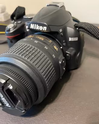 Nikon D3000 + obiettivo 18-55 + custodia