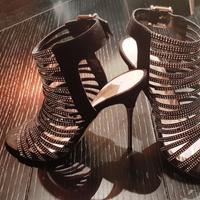 Sandali kurt geiger in pelle nera e borchie dorate