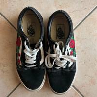 Vans Old Skool nere con rose ricamate