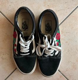 Vans Old Skool nere con rose ricamate