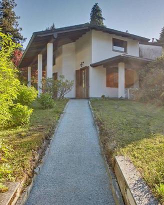Villa di 350 m² con più di 5 locali e posto auto a