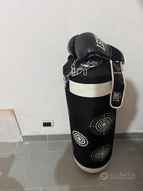Sacco da boxe piu guantoni