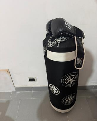 Sacco da boxe piu guantoni
